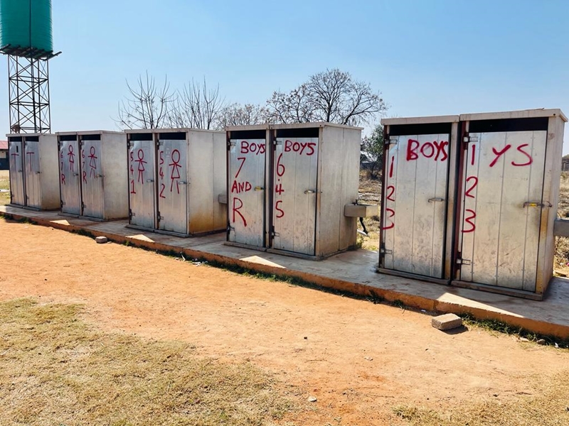 Noordwes-skole maak steeds van puttoilette gebruik | News Article