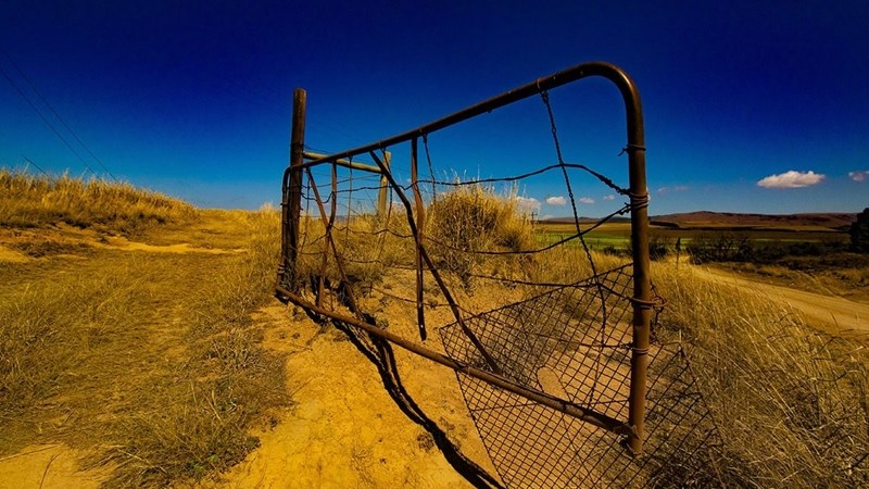 Boer, verpleegster en gestremde seun op plaas aangeval  | News Article