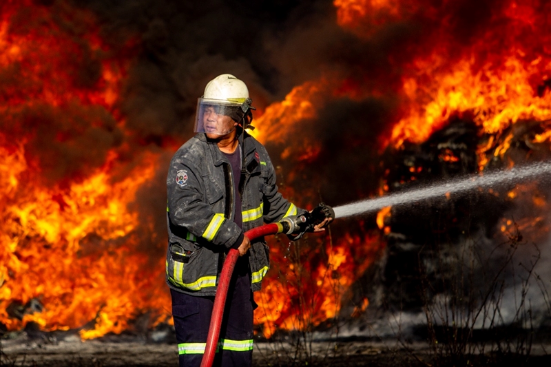 Brand buite Bloemfontein eers ure later geblus - FOTO's | News Article