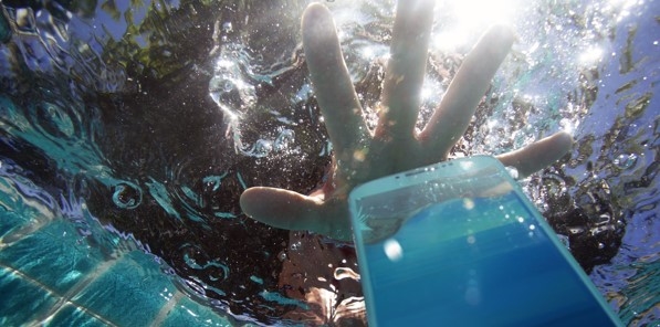Weird Wide Web - ‘Twee miljoen liter water in ruil vir selfoon’ | News Article