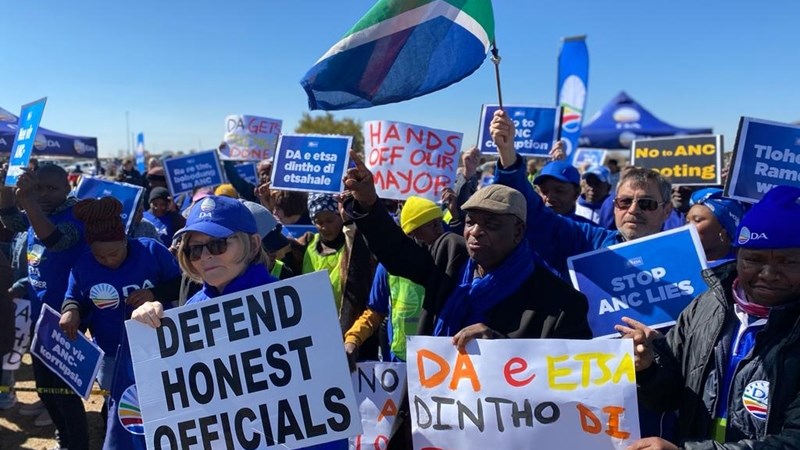 Zille leads picket in defence of DA mayor in Free State | News Article