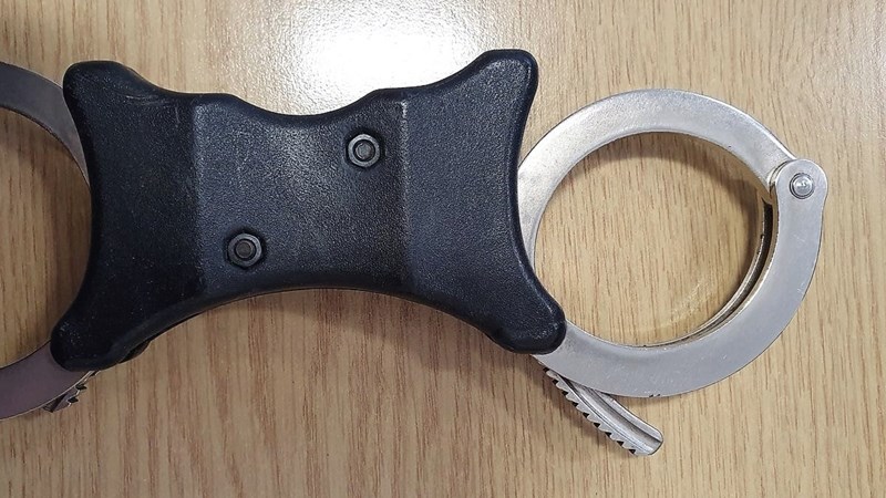 Police help man out of handcuffs | News Article