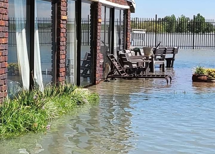 Houses in the Vaal under water  | News Article