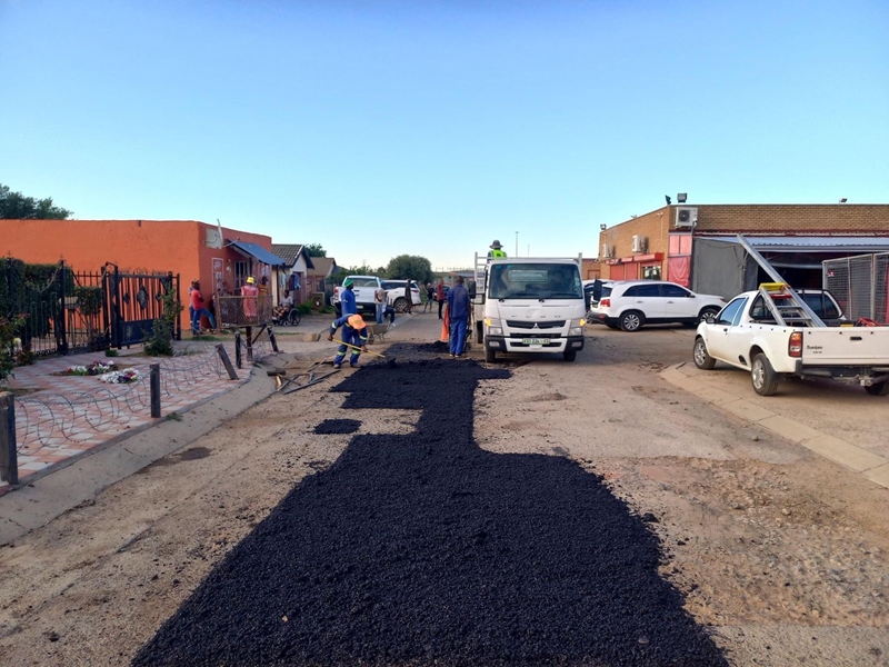 Road repair project leads to job creation in Free State town | News Article