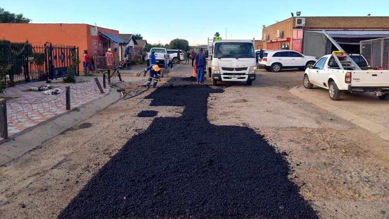 Road repair project leads to job creation in Free State town | News Article