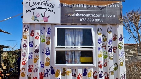 Crèche op Niekerkshoop geverf en opgeknap vir Mandeladag Crèche op Niekerkshoop geverf en opgeknap vir Mandeladag | News Article