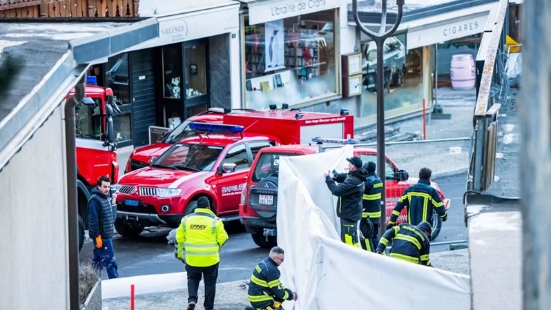 Switserland rou ná 40 sterf in brand by skioord  | News Article