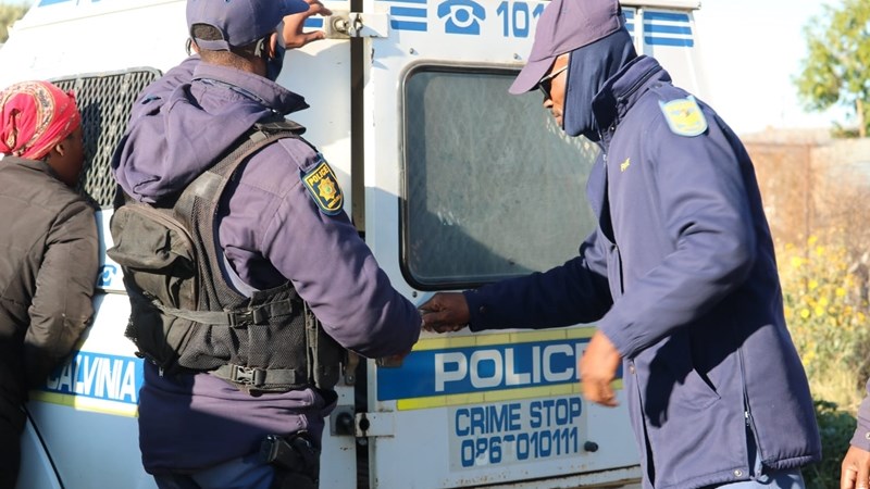 Talle verdagtes in Noord-Kaap aangekeer vir onwettige mynbou en dwelmhandel Talle verdagtes in Noord-Kaap aangekeer vir onwettige mynbou en dwelmhandel | News Article