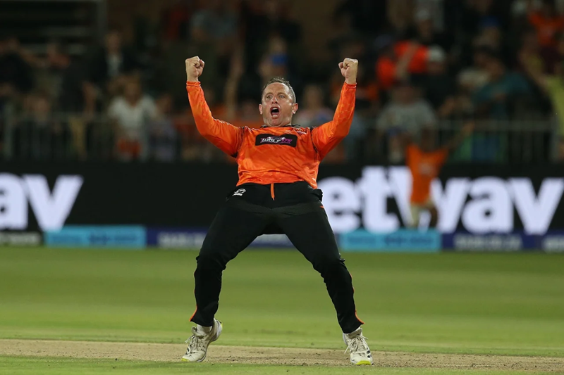 Van der Merwe claims outstanding six-for | News Article