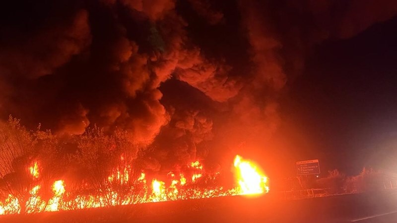 Pad steeds gesluit nadat brandstoftenkwa op N1 brand – VIDEO Pad steeds gesluit nadat brandstoftenkwa op N1 brand – VIDEO | News Article