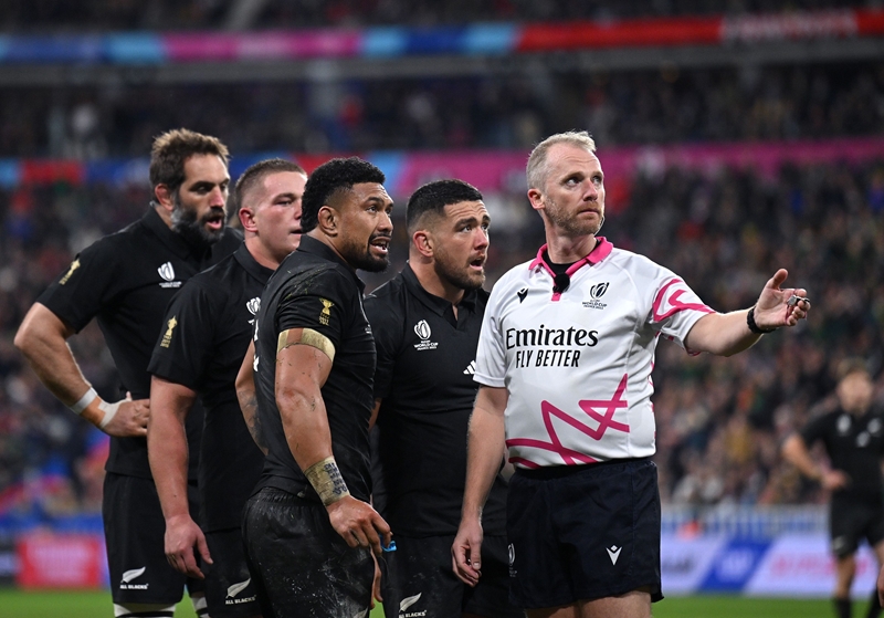 Record-breaking referee Wayne Barnes calls time on stellar career | News Article
