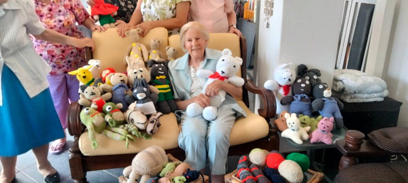 Ouma van 93 se breiwerk laat kinderogies glinster | News Article