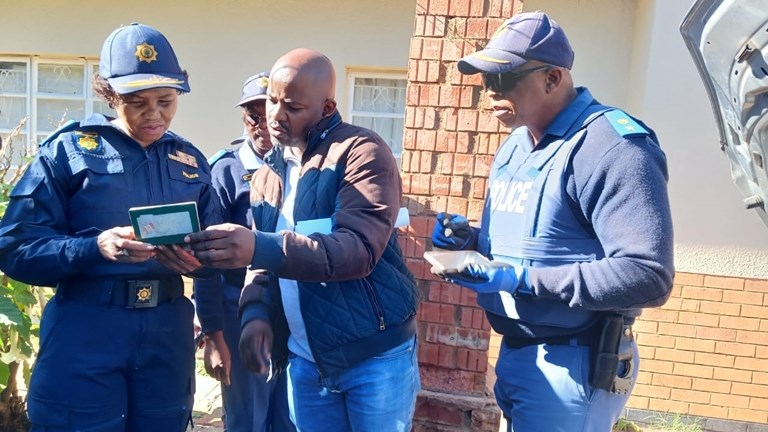 Polisie slaan toe op onwettige mynbou, dwelmhandel in Kimberley Polisie slaan toe op onwettige mynbou, dwelmhandel in Kimberley | News Article