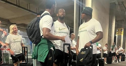 Bokke sing, dans ondanks vlugvertraging – VIDEO’S | News Article