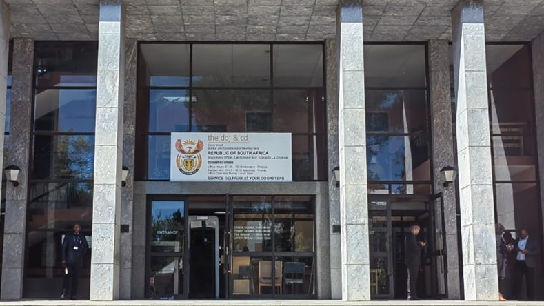 Bloemfonteinse ontkleeklub-eienaar kry R10 000 borgtog Bloemfonteinse ontkleeklub-eienaar kry R10 000 borgtog | News Article