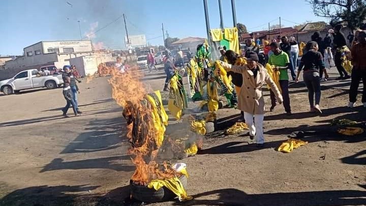Angry ANC members burn ANC regalia after Magashule's expulsion – VIDEO Angry ANC members burn ANC regalia after Magashule's expulsion – VIDEO | News Article