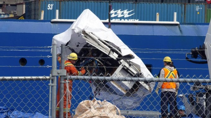 Titan-wrakstukke uit seegraf herwin | News Article