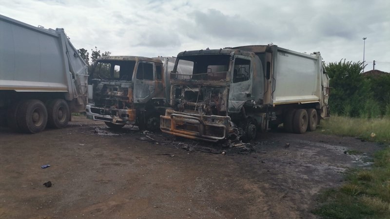 Mangaung office, refuse removal trucks torched - VIDEO Mangaung office, refuse removal trucks torched - VIDEO | News Article