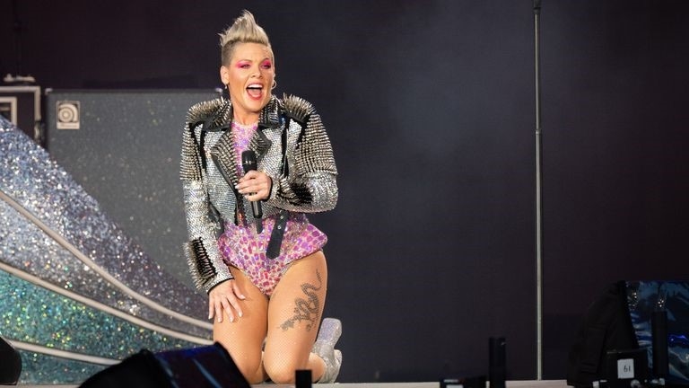 Weird Wide Web - Aanhanger doen die ondenkbare by 'n Pink-konsert in Londen | News Article