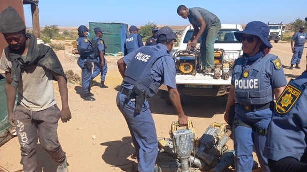 25 onwettige myners in Noord-Kaap vasgetrek 25 onwettige myners in Noord-Kaap vasgetrek | News Article