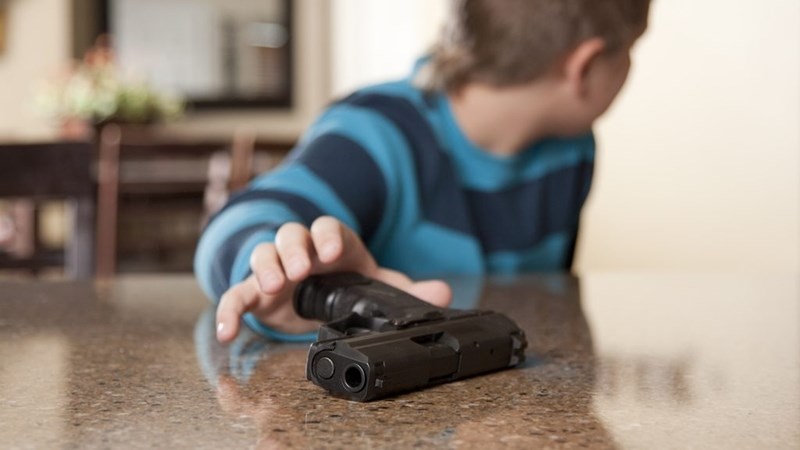 Agtjarige skiet glo sewejarige neef dood; pa straks vervolg | News Article