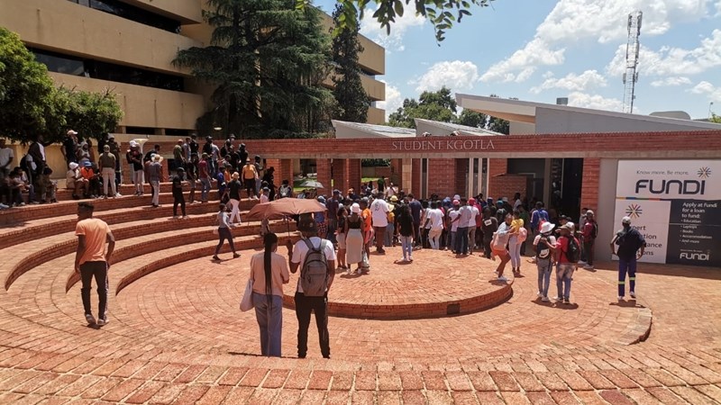 #BreakingNews: More protesters arrested at UFS main campus - VIDEOS #BreakingNews: More protesters arrested at UFS main campus - VIDEOS | News Article