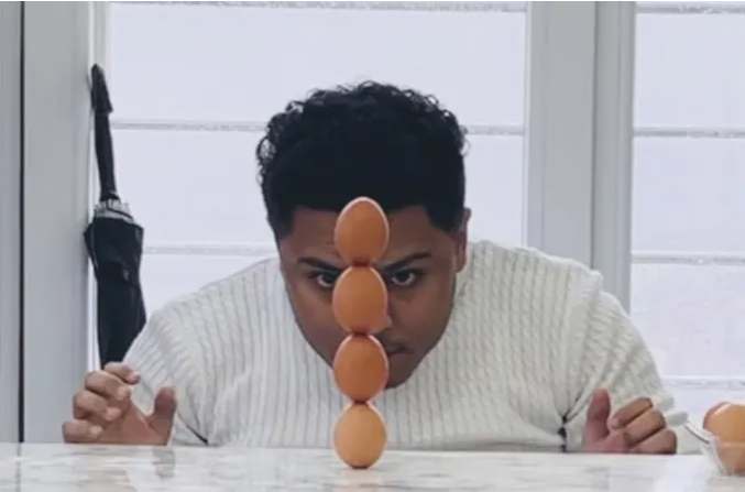Man balances four eggs atop each other - breaks Guinness record | News Article
