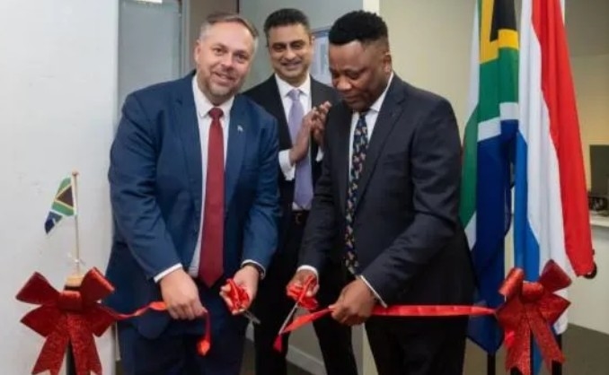 Suid-Afrikaners oorsee se paspoorte nou tuis afgelewer | News Article