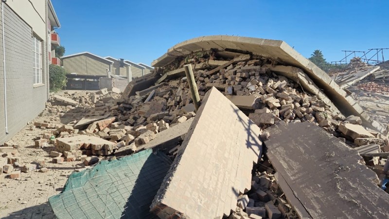Gebou in George stort ineen; tot 60 vasgekeer Gebou in George stort ineen; tot 60 vasgekeer | News Article