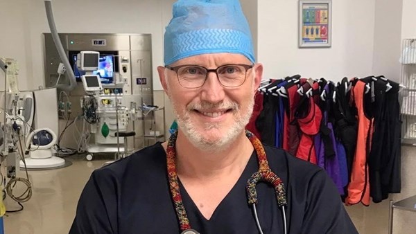 Die singende chirurg met 'n hart van goud | News Article