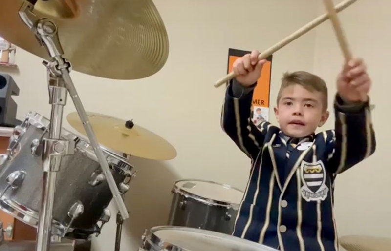 Graad 1-leerling verras pa met musikale talent – VIDEO | News Article