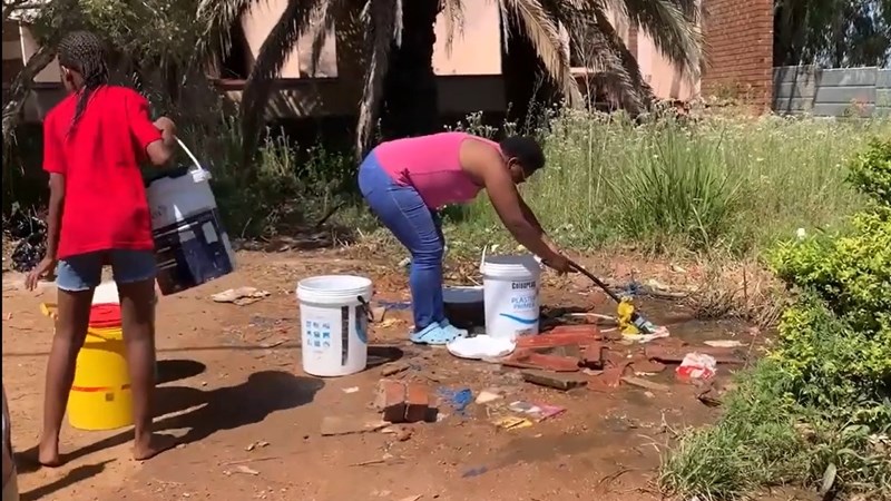 Parys: Sakelui, AfriForum soek werkbare waterplan Parys: Sakelui, AfriForum soek werkbare waterplan | News Article