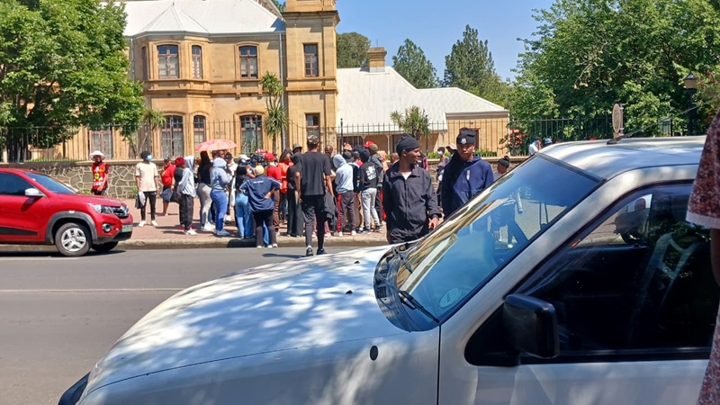 Kovsies betoog terwyl ses vir brandstigting voorkom | News Article