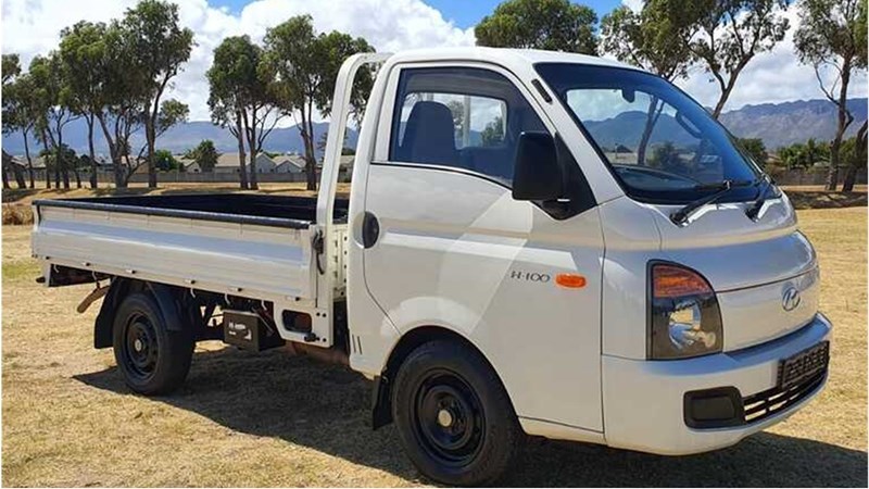 Vrystaatse polisie trek twee vas terwyl hul gesteelde bakkie ná kaping stroop | News Article