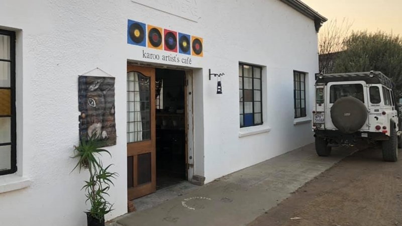 OFM Kunsteklop: Juliette Whelpton se Karoo Artist’s Café op Philippolis | News Article