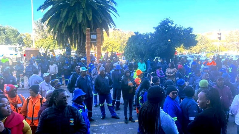 Sol Plaatje municipal workers down tools | News Article