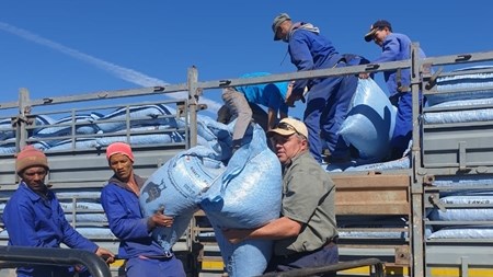 Boere in Namakwaland dankbaar vir droogtehulp Boere in Namakwaland dankbaar vir droogtehulp | News Article