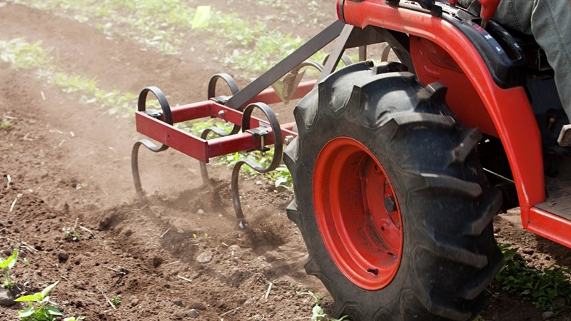 Landboumasjinerie-verkope daal in Oktober, boere wag op reën | News Article