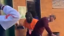 Leerders geskors ná hul onderwyser in Klerksdorp met goed gooi Leerders geskors ná hul onderwyser in Klerksdorp met goed gooi | News Article