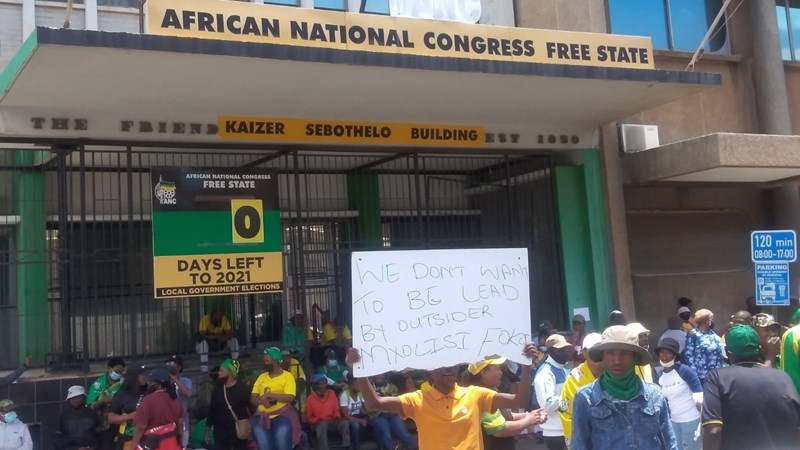 #ANCvsANC supporters picket at ANC headquarters in Bfn - VIDEO #ANCvsANC supporters picket at ANC headquarters in Bfn - VIDEO | News Article