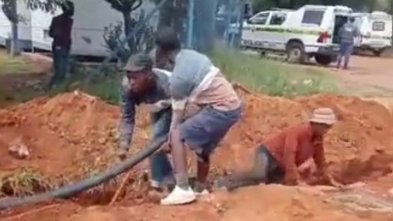 Suspects steal copper cables in front of Vaal police station – WATCH Suspects steal copper cables in front of Vaal police station – WATCH | News Article