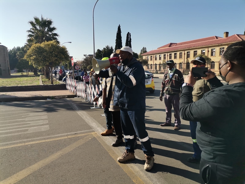 #BreakingNews: Tensions high at troubled Mangaung Metro as protesting MCC shows up | News Article