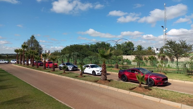 Mustang-lede neem seun na matriekdans ná pa se dood Mustang-lede neem seun na matriekdans ná pa se dood | News Article