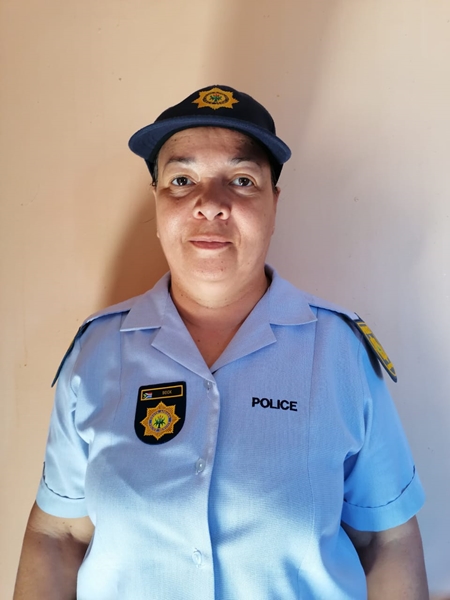 Upington-polisievrou loop tweede myl om bejaardes te help | News Article