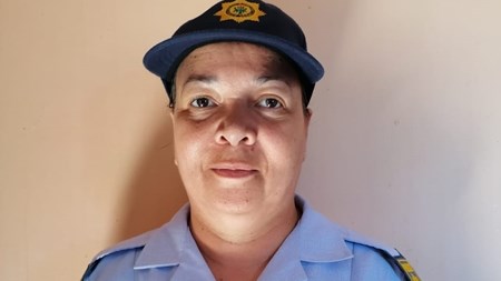 Upington-polisievrou loop tweede myl om bejaardes te help | News Article