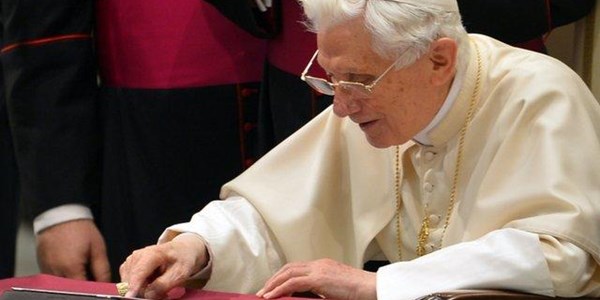 Pope Benedict XIV starts Tweeting Pope Benedict XIV starts Tweeting | News Article