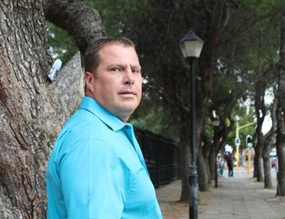 Video: CCTV footage, allegedly of cop assaulting two men in Bfn shop | News Article