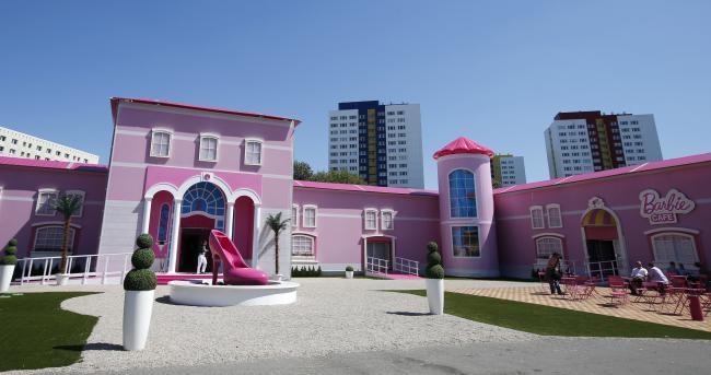 Feministe protes teen lewensgrootte pophuis vir Barbie | News Article