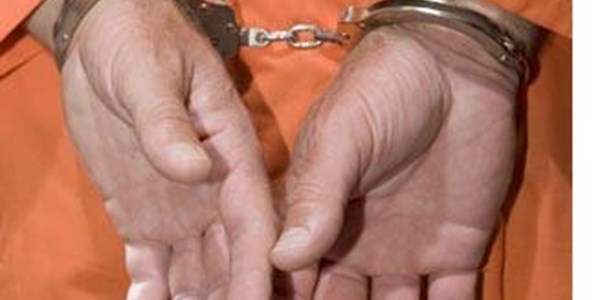 Valke arresteer 16 amptenare by Caledonspoort-grenspos | News Article