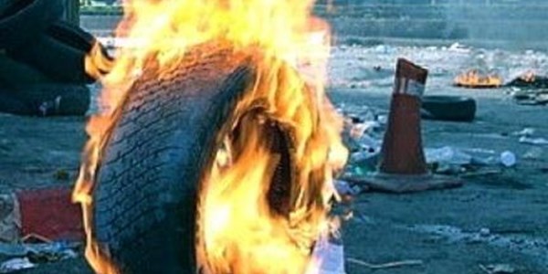 Protestors stoning vehicles on N12 towards Bloemhof Protestors stoning vehicles on N12 towards Bloemhof | News Article